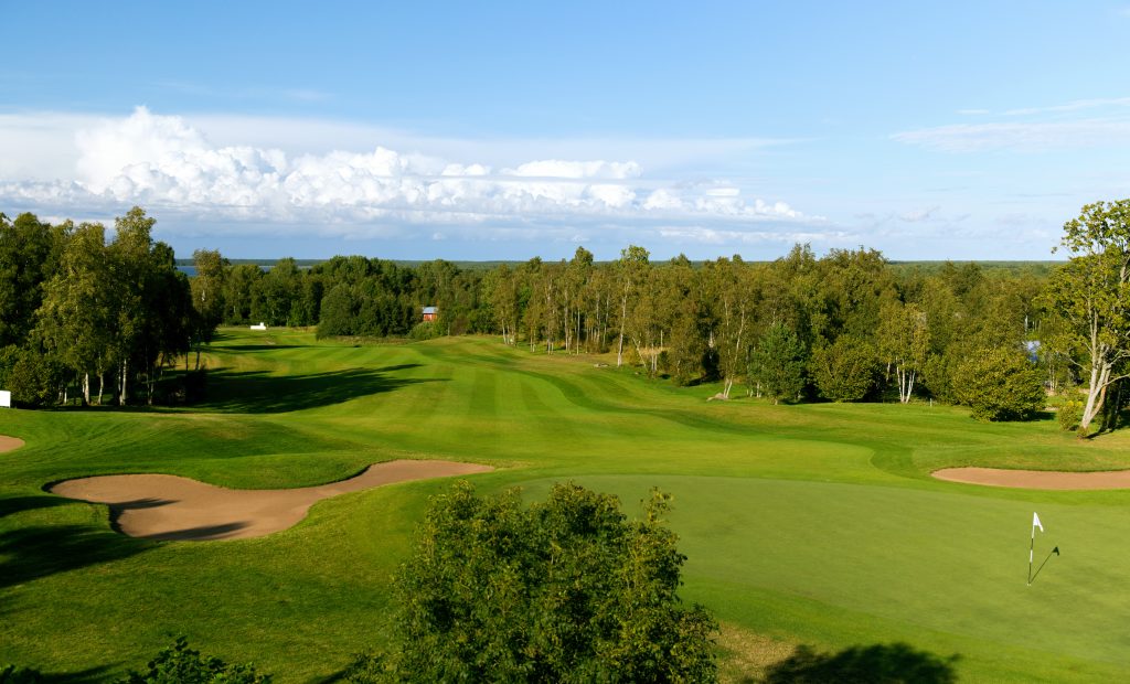 a golf course near new construction homes in conyers [dolgachov] © 123rf