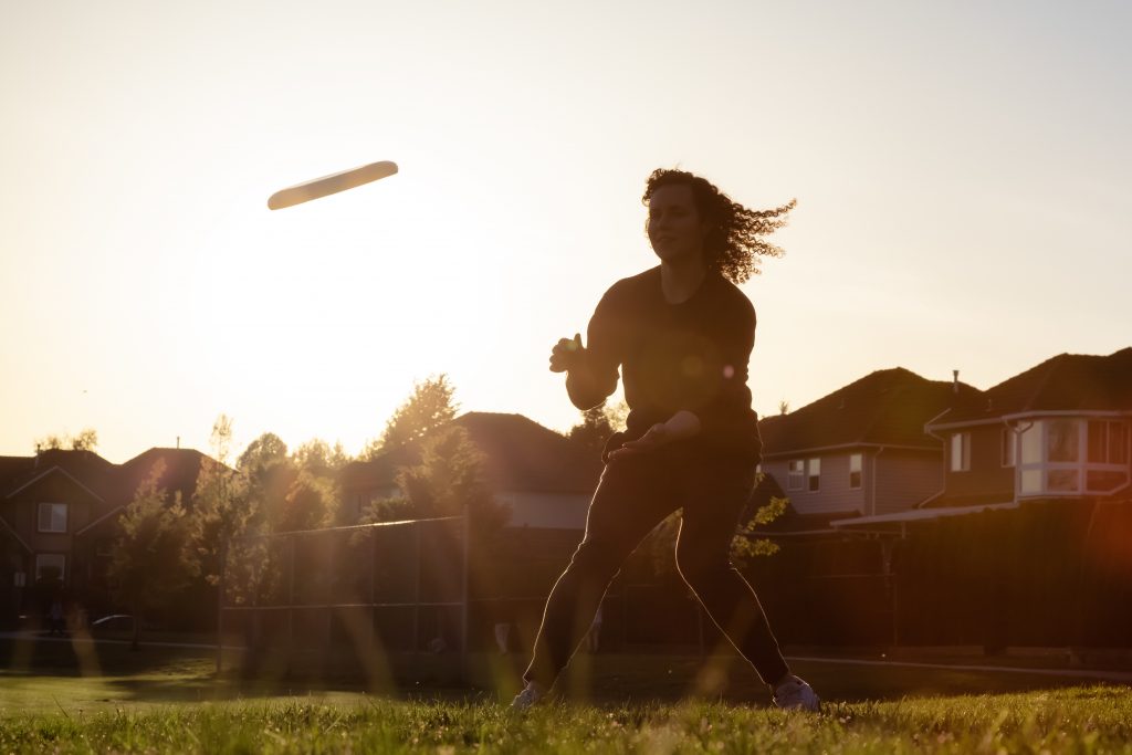 throwing a frisbee in summer Edgar Bullon © 123rf