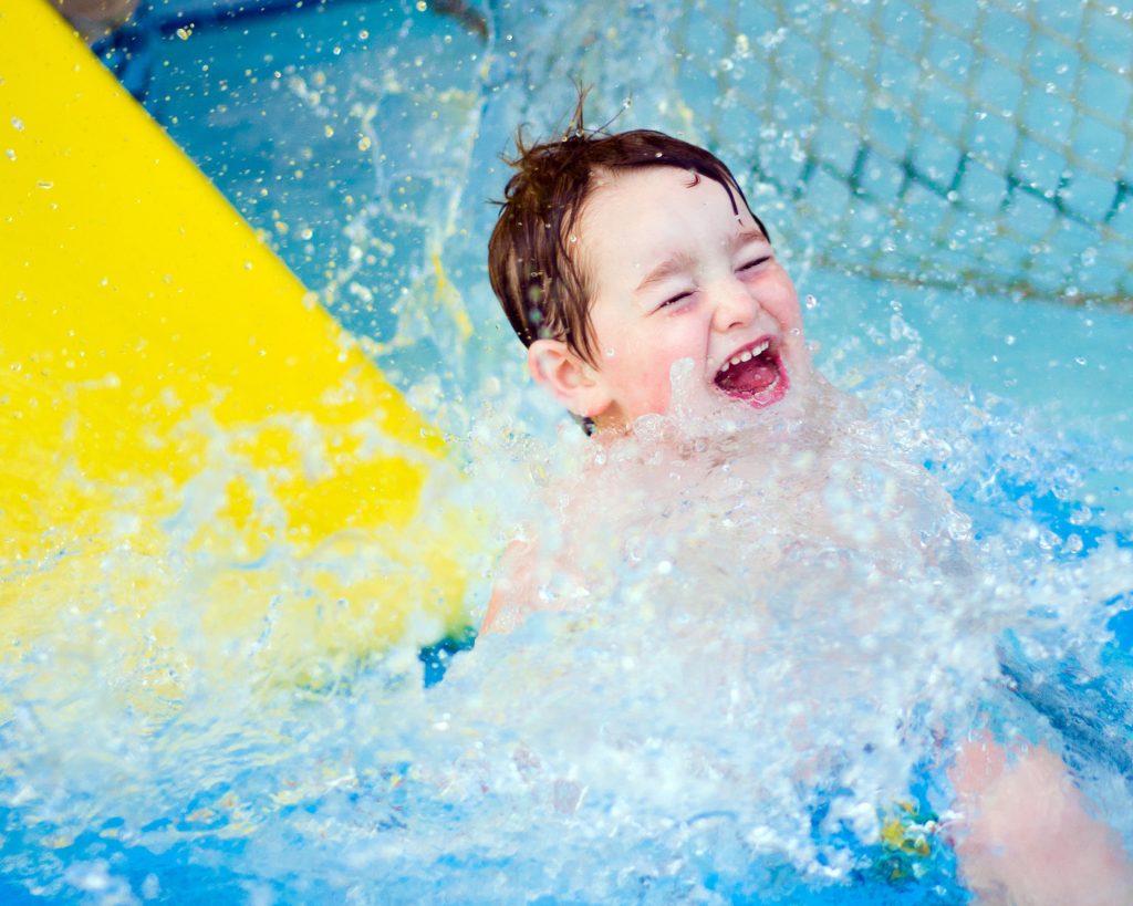 Splashing down at the pool robhainer © 123rf